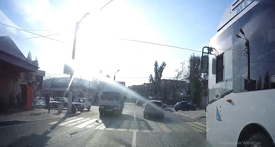 ForPost - Новости : Хулиган в Севастополе камнем разбил стекло автобуса и сбежал