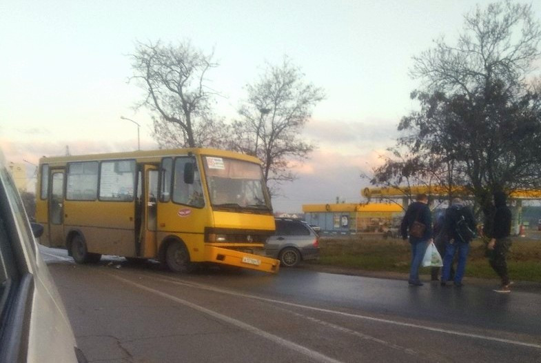 ForPost - Новости : В Севастополе рейсовый автобус въехал в БМВ
