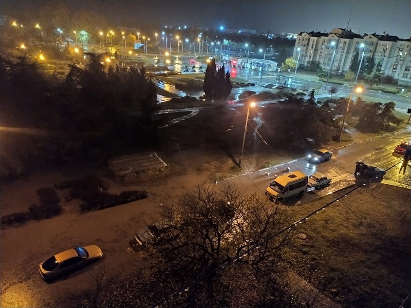ForPost - Новости : В Севастополе ночью плавали автомобили
