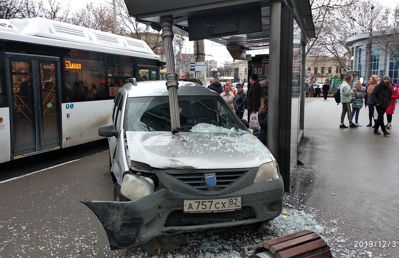 ForPost - Новости : Автомобиль врезался в остановку с людьми в центре столицы Крыма