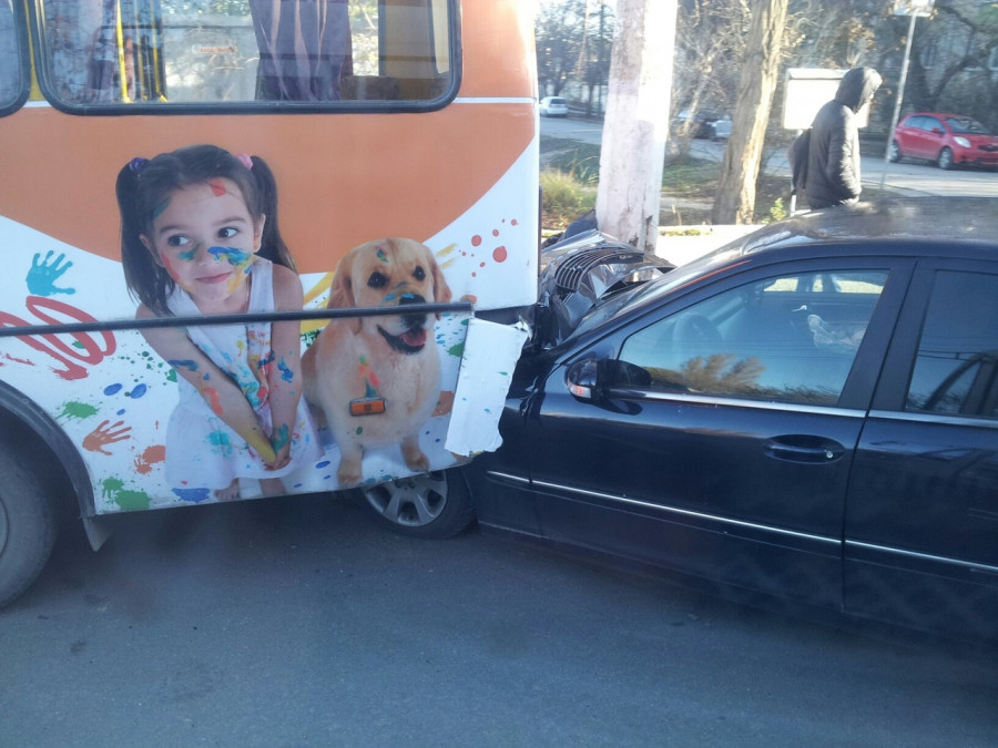 ForPost - Новости : В Севастополе Toyota отправила Mercedes в автобус