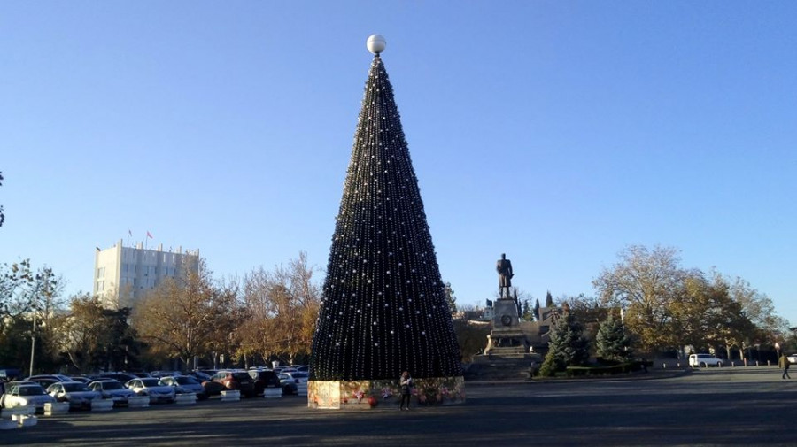 ForPost - Новости : Какой смысл несёт шар на верхушке главной елки Севастополя