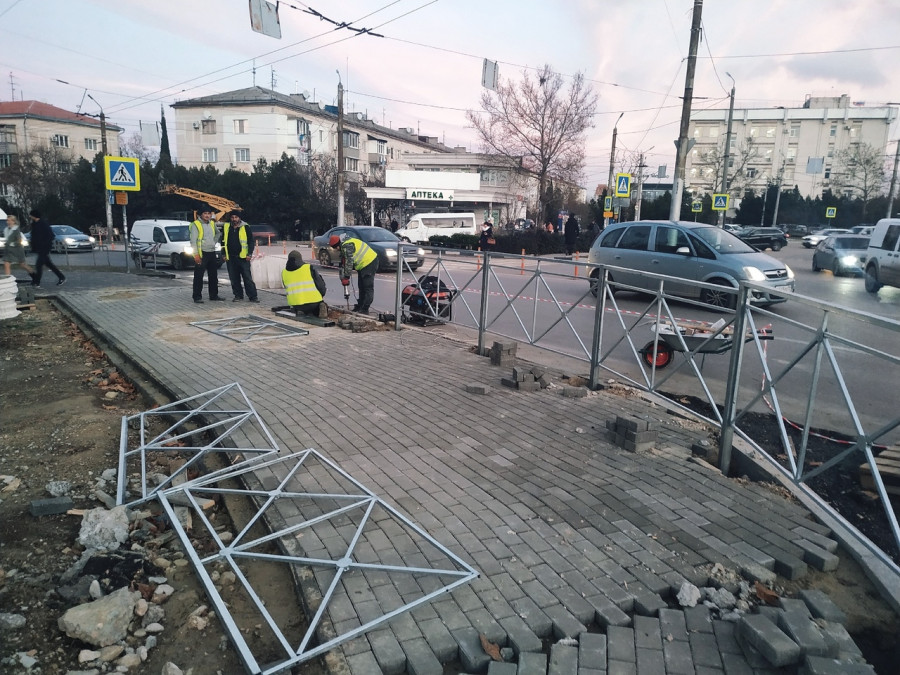 Сегодняшний вид. Пешеходные ограждения Севастополь. Пешеходные ограждения советов Новороссийск. Ушакова Севастополь заборы.