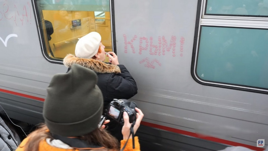 ForPost - Новости : В Севастополе расцеловали долгожданный поезд 