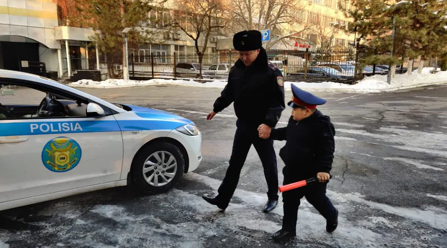 Полиция доставляет. Мальчик полиция Казахстан. Мальчика костюме полицейского Казахстан. Мальчик в полицейском департаменте. Толстый мальчик утренник полицейский.