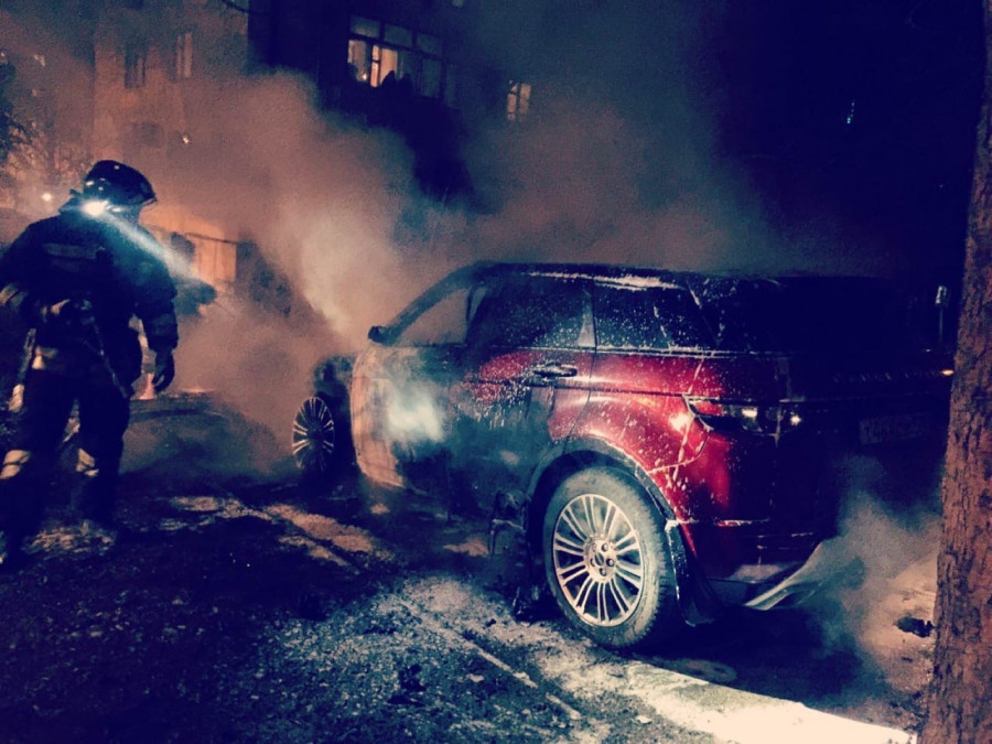 ForPost - Новости : Ночью в Севастополе сгорел внедорожник