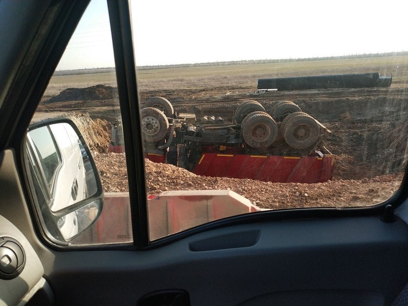 ForPost - Новости : В Крыму грузовик упал в яму вверх брюхом, словно жук