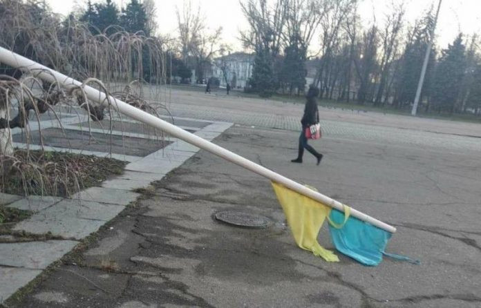 ForPost - Новости : В Одессе ветром снесло флаг Украины — Институт нацпамяти требует найти «агентов Кремля»