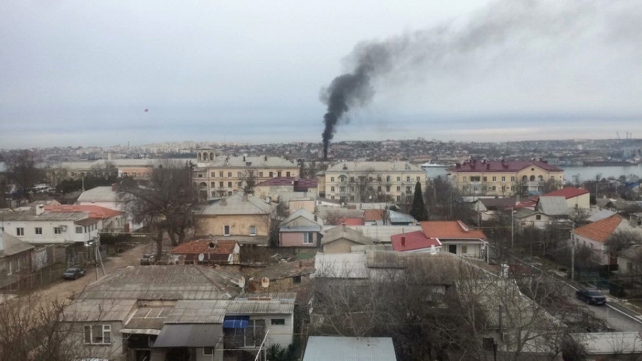 ForPost - Новости : Над Севастополем поднимается столб чёрного дыма 