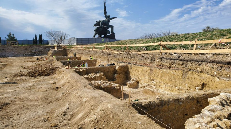 ForPost - Новости : Под бывшей парковкой в центре Севастополя нашли «античную» кладку 