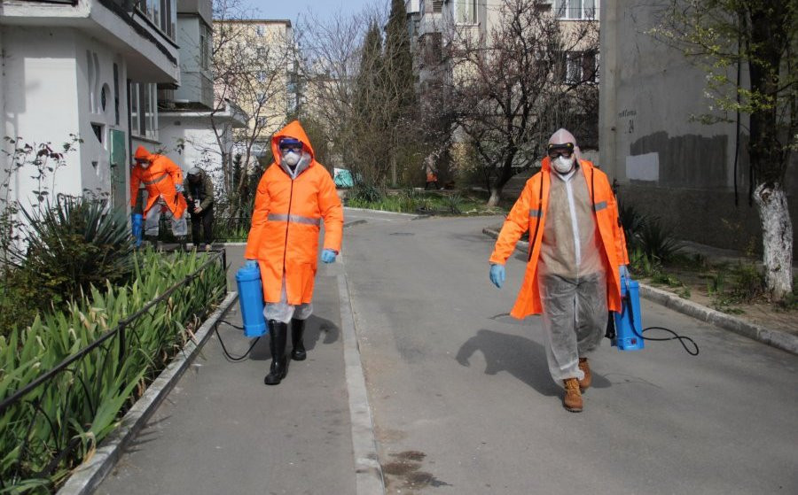 ForPost - Новости : Как в Севастополе идёт дезинфекция подъездов 