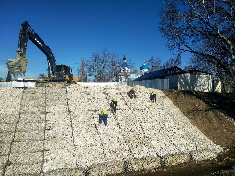 ForPost - Новости : В Севастополе приостановлено строительство дамбы на реке Каче