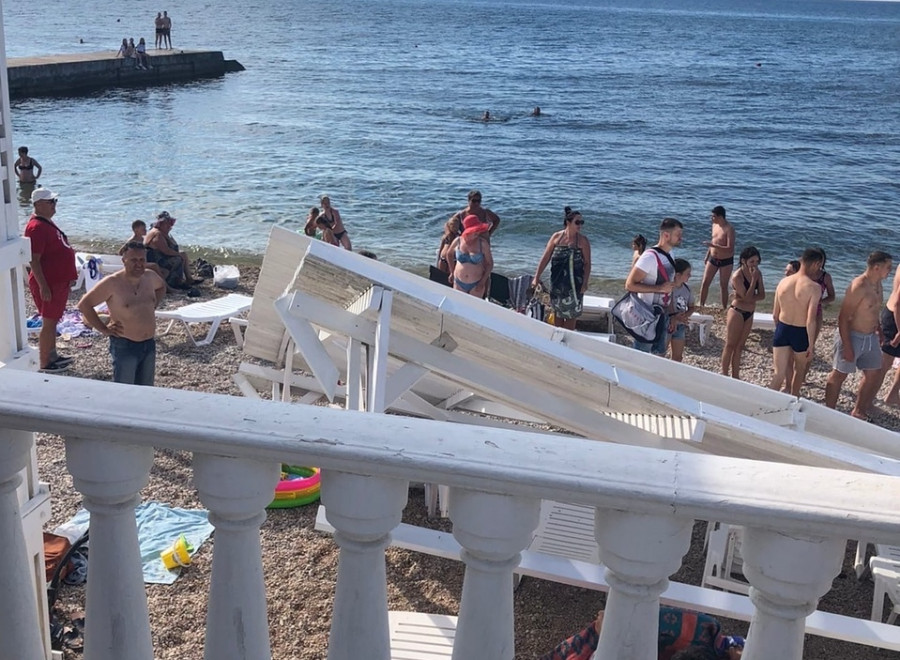 ForPost - Новости : Упавший на пляжников навес снесут, – горхоз Севастополя