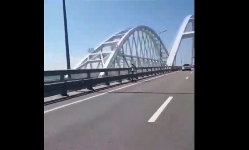ForPost - Новости : Пешеход на самокате пересек Крымский мост