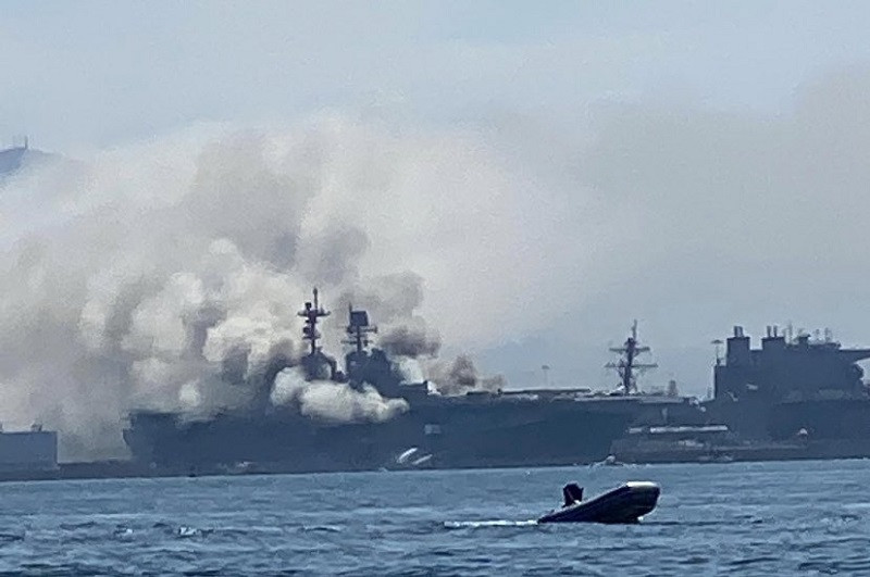 ForPost - Новости : Пожар на американском корабле грозит экологической катастрофой
