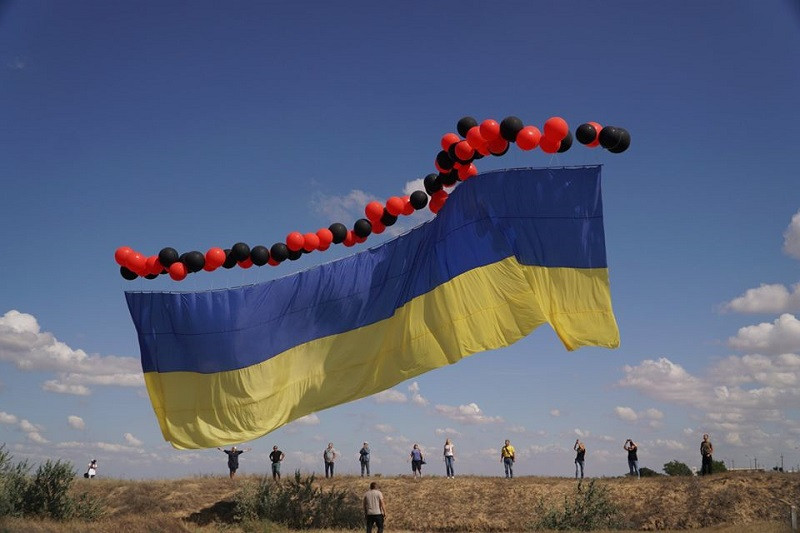 ForPost - Новости : Украинский флаг не долетел до Крыма