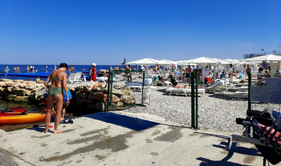 ForPost - Новости : В Севастополе к приходу Развожаева и Поклонской открыли вход на пляж «Аквамарина» 