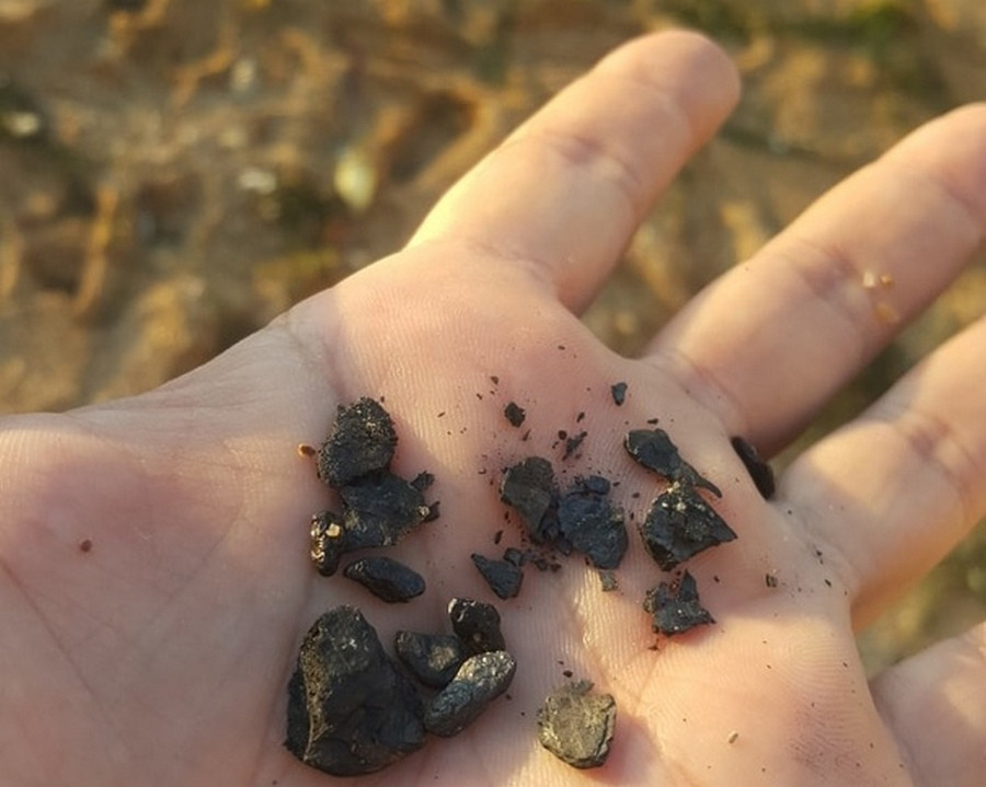 ForPost - Новости : На севастопольском пляже снова обнаружили уголь