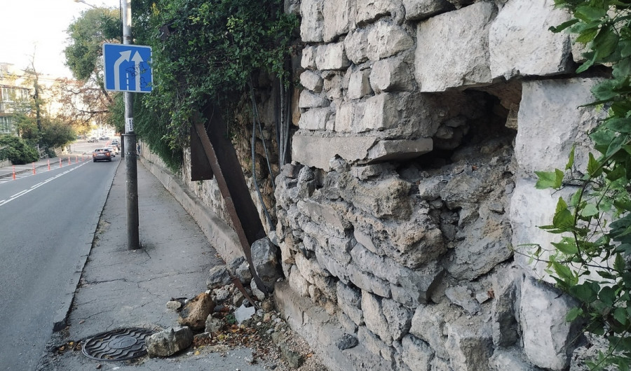ForPost - Новости : В центре Севастополя частично обрушилась подпорная стена