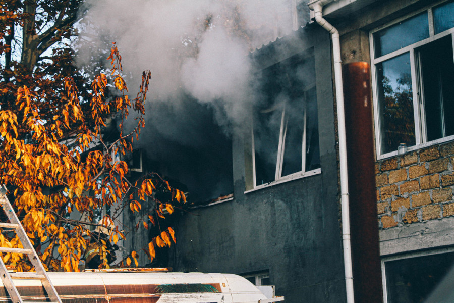 ForPost - Новости : Огонь, вода, много дыма и три спасенных кота – в Севастополе потушили крупный пожар 
