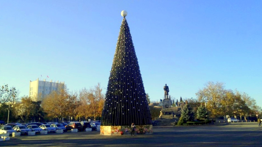 ForPost - Новости : Новогодняя ёлка Севастополя выстоит перед напором COVID 