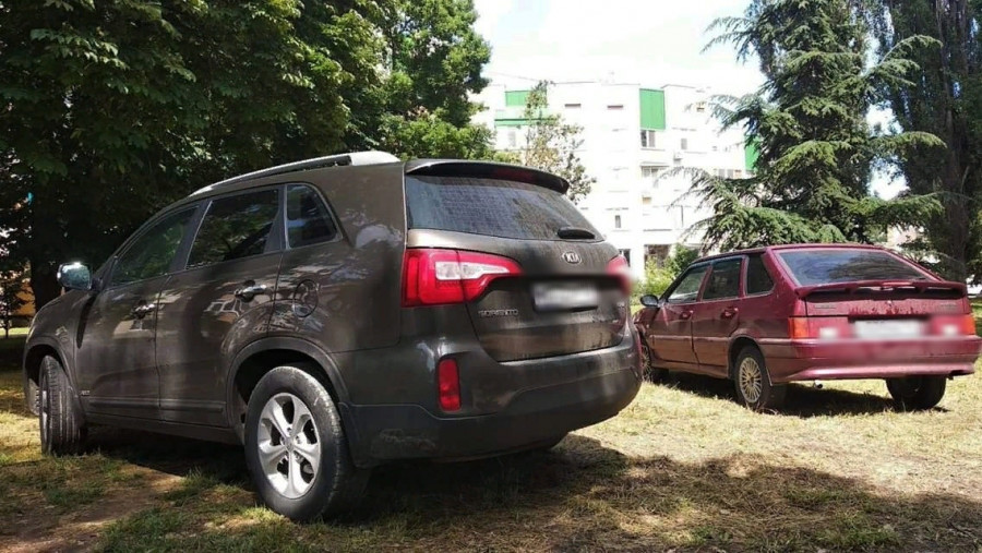 ForPost - Новости : В Севастополе начали штрафовать за парковку на газонах 