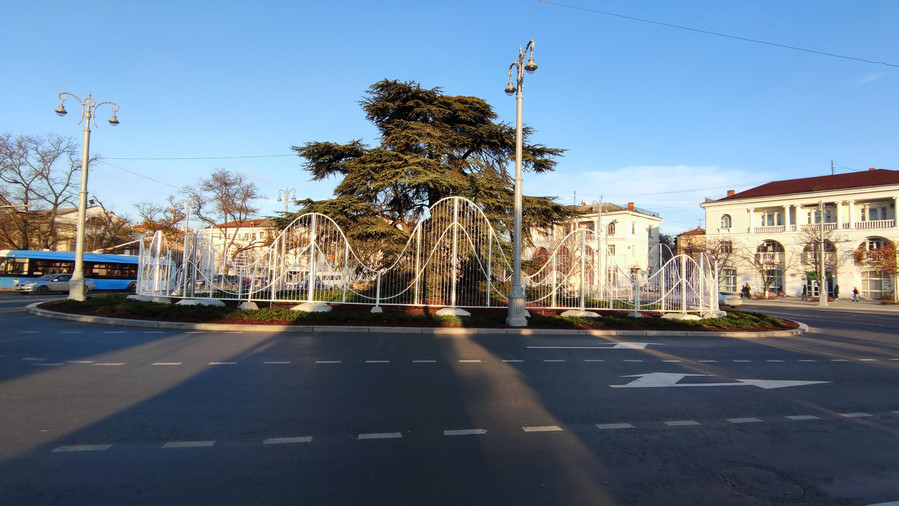 ForPost - Новости : В центре Севастополя появился новый забор