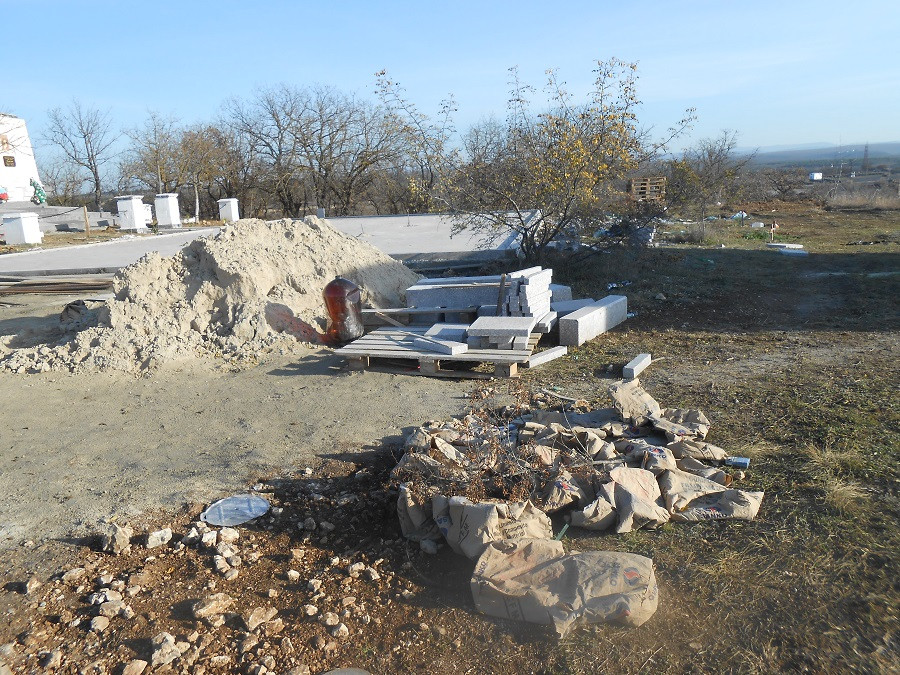 ForPost - Новости : В Севастополе благоустройство 365-ой зенитной батареи закончилось свалкой