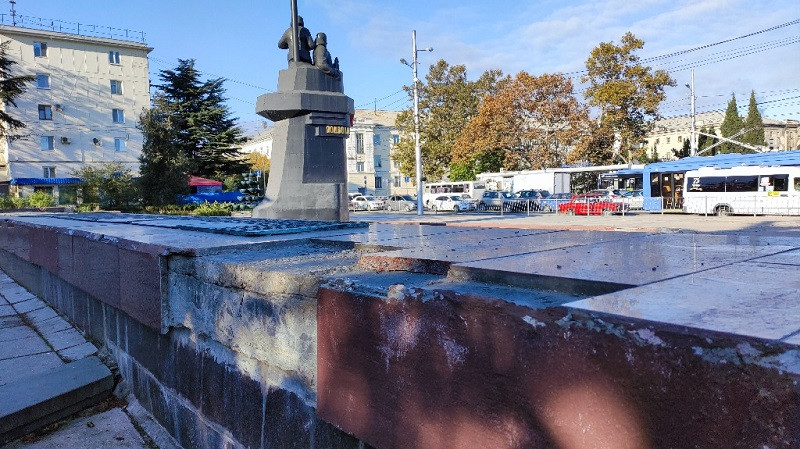 ForPost - Новости : В Севастополе разрушается памятник героям-подводникам