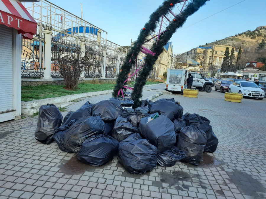 ForPost - Новости : Издалека выглядит как арт-объект – черные камни: на набережной Балаклавы неделю лежат мешки с мусором