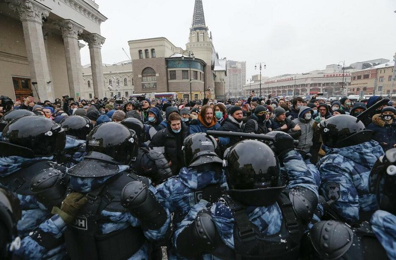 ForPost - Новости : В Кремле поддержали жёсткие меры в отношении провокаторов на митингах Навального