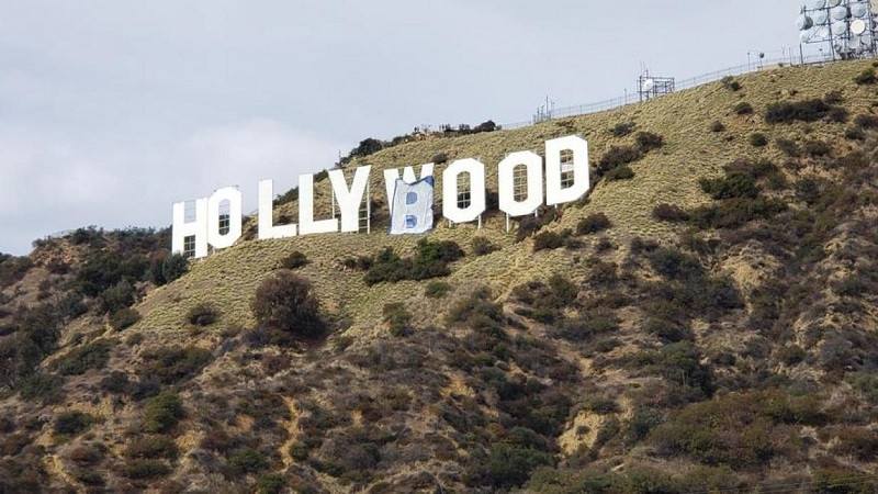 ForPost - Новости : Знаменитый знак Голливуда превратился в Hollyboob