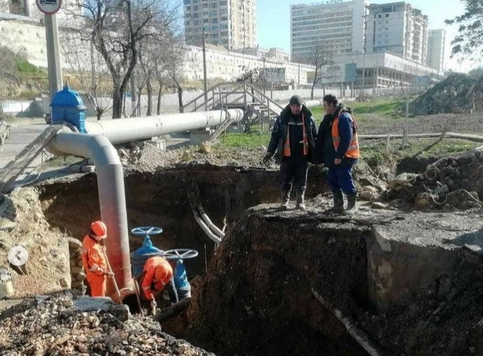 Водоканал севастополь. Водопровод в Севастополе. Ликвидация аварии на водопроводе. В Севастополе прорвало водовод. Городской водопровод в Севастополе.