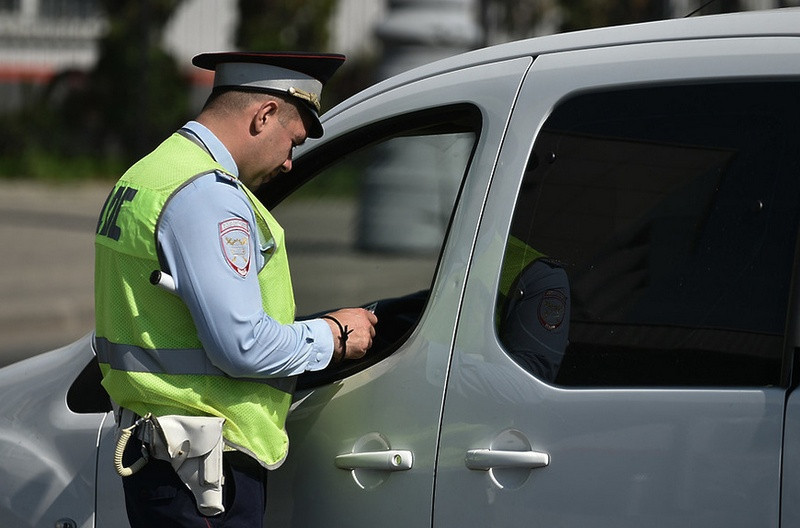 ГИБДД разрешат изымать документы на машину прямо на дороге