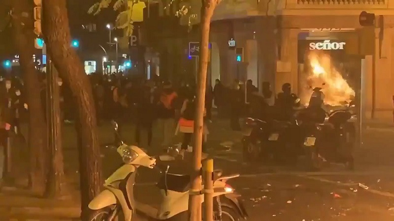 ForPost - Новости : Улицы Барселоны охватили жёсткие протесты из-за ареста рэпера