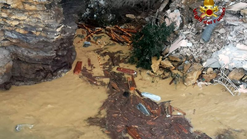 ForPost - Новости : Сотни гробов упали в море с рухнувшей скалы