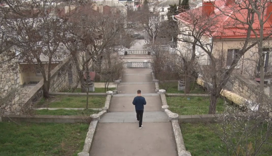 ForPost - Новости : Таврическую лестницу в Севастополе отмыли от варварской росписи 