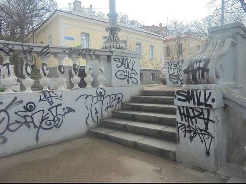 ForPost - Новости : В Севастополе решили «оценить» вандализм на памятниках и стенах