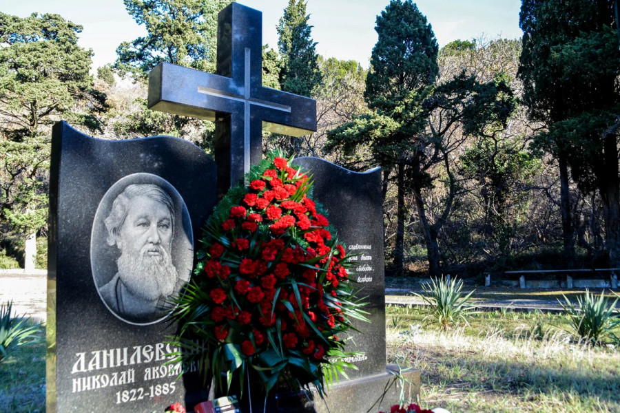 ForPost - Новости : В бывшем севастопольском лагере им. Комарова гибнут парк и могила мыслителя Данилевского