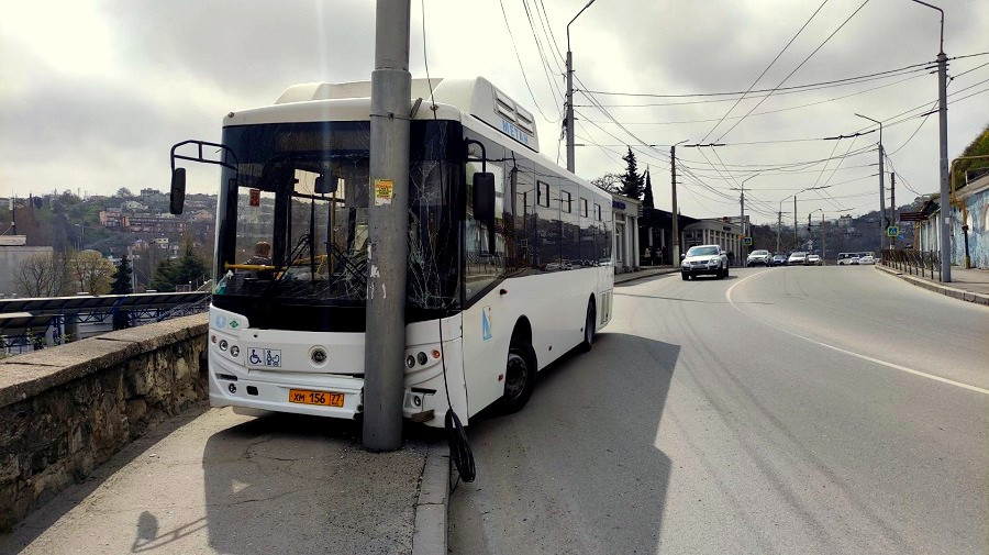 ForPost - Новости : В Севастополе автобус въехал в столб 