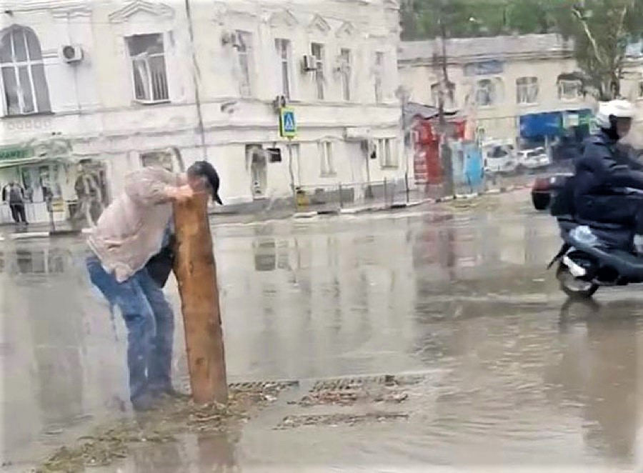 ForPost - Новости : Начальник ливневок лично чистит их в Севастополе 