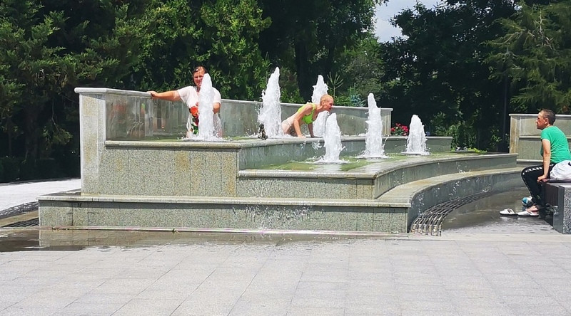 ForPost - Новости : Крымчан возмутили купающиеся в фонтанах бомжи