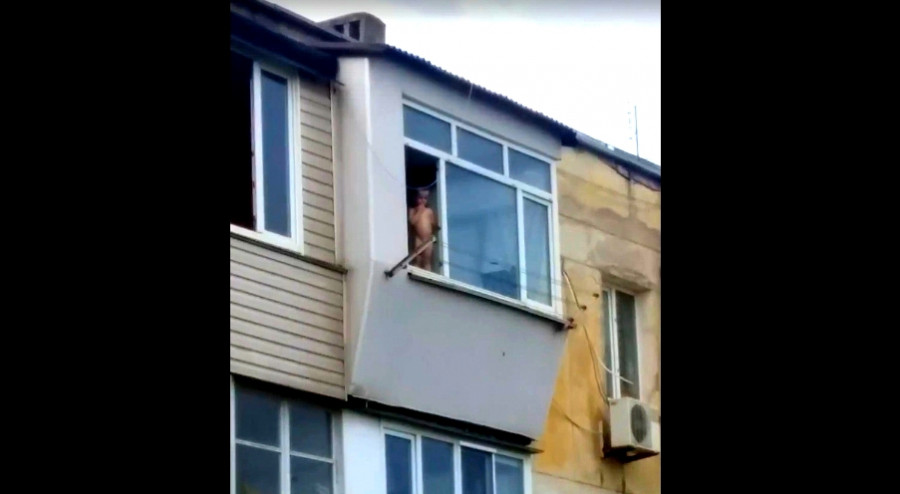 ForPost - Новости : В Севастополе ребенок гулял в открытом окне на пятом этаже 