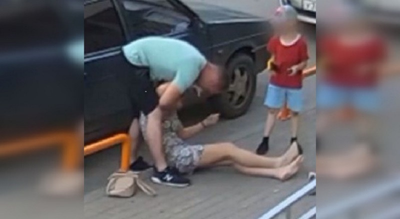 ForPost - Новости : В соцсетях пожелали «на 10 лет упрятать ублюдка», нокаутировавшего мать на глазах у ребёнка