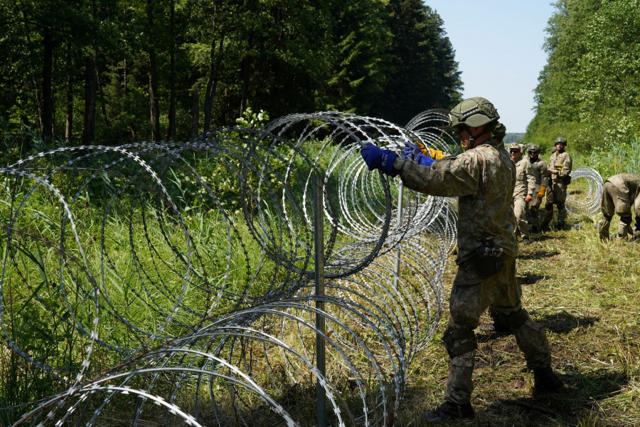 ForPost - Новости : «Про кусачки не слышали?»: мнения о заборе от мигрантов, который Литва ставит на границе
