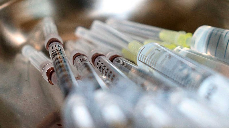 ForPost - Новости : «КовиВак» по блату: медсестра колола воду вместо вакцины. Видео
