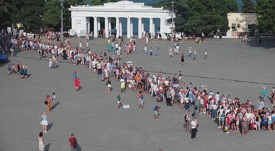 ForPost - Новости : В центре Севастополя на площади Нахимова выстроилась гигантская очередь