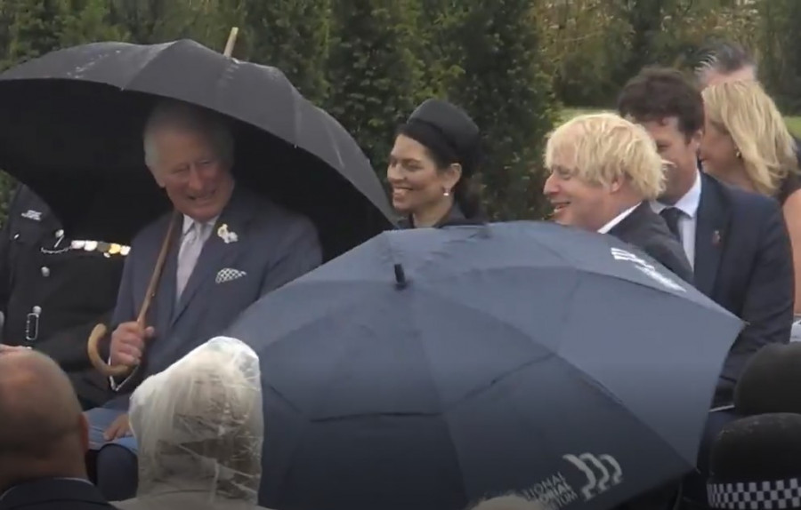 ForPost - Новости : «Придворный шут»: британцев рассмешила борьба Бориса Джонсона с зонтом. Видео