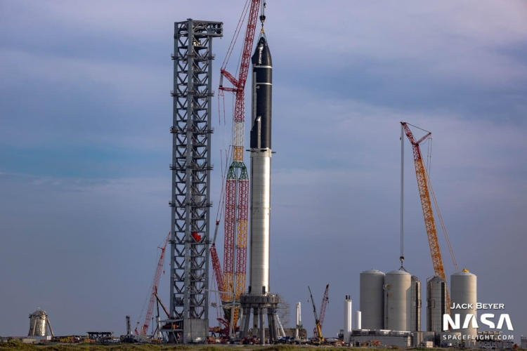ForPost - Новости : SpaceX собрала "самую высокую ракету в истории"