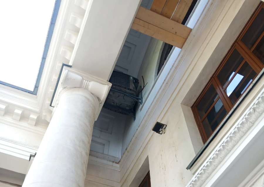 ForPost - Новости : В Севастополе картины Айвазовского спасают кондиционером на фасаде исторического здания